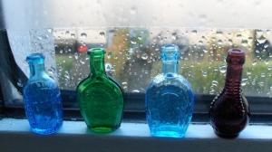 kleine gekleurde glazen flesjes